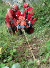 Un turist a fost salvat, dupa ce a cazut intr-o rapa de 15 metri