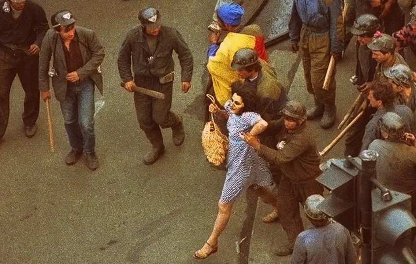 Femeia In Rochie Albastra